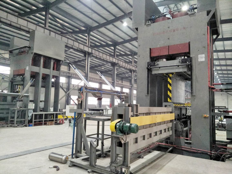 立式重組木壓機